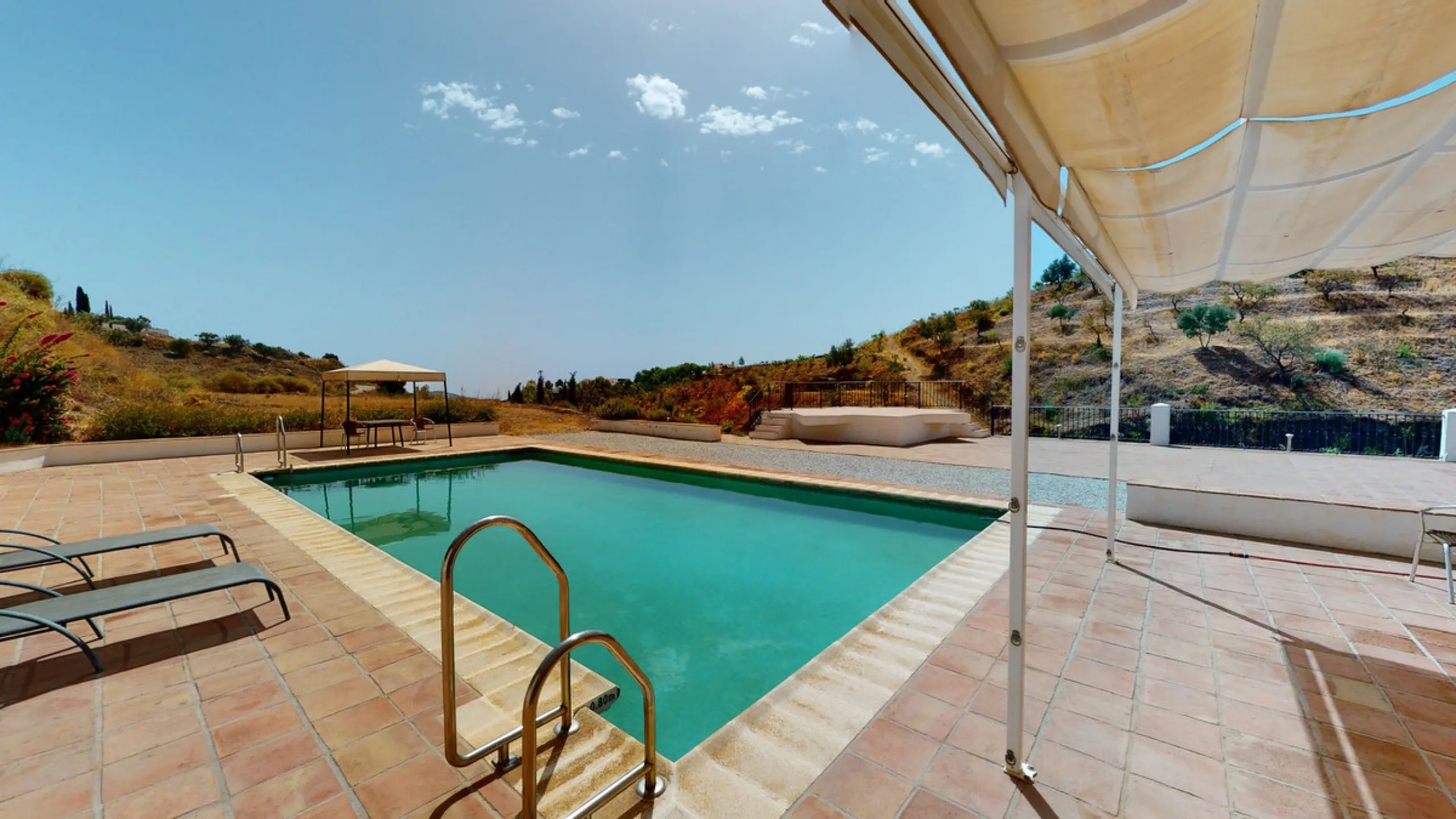 We present you this wonderful hotel/B&B close to the charming town of Macharaviaya. The property has a plot of 18,313 m2. The hotel itself has 500 m2, perfect to realize your dream of owning a B&B or a hotel. When you enter the building, you will find you