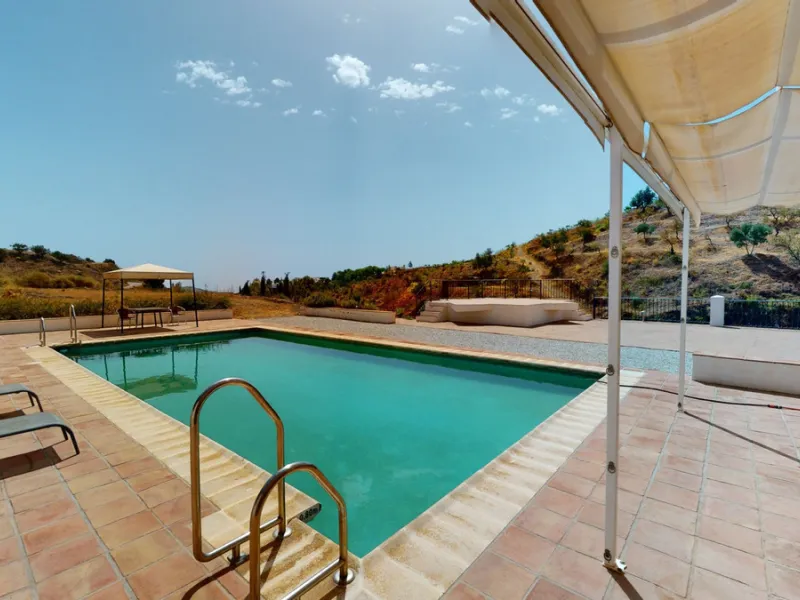 We present you this wonderful hotel/B&B close to the charming town of Macharaviaya. The property has a plot of 18,313 m2. The hotel itself has 500 m2, perfect to realize your dream of owning a B&B or a hotel. When you enter the building, you will find you