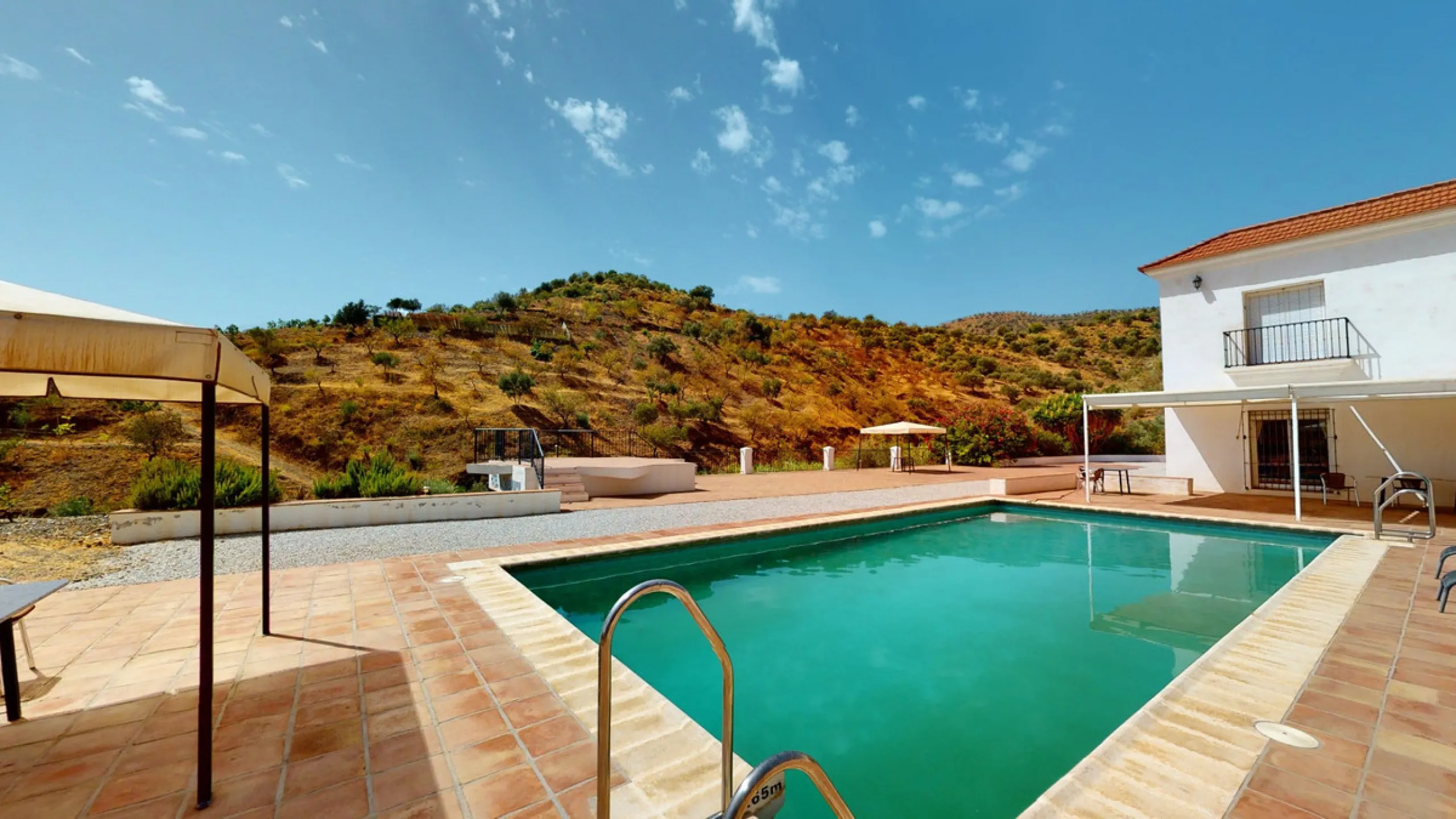 We present you this wonderful hotel/B&B close to the charming town of Macharaviaya. The property has a plot of 18,313 m2. The hotel itself has 500 m2, perfect to realize your dream of owning a B&B or a hotel. When you enter the building, you will find you