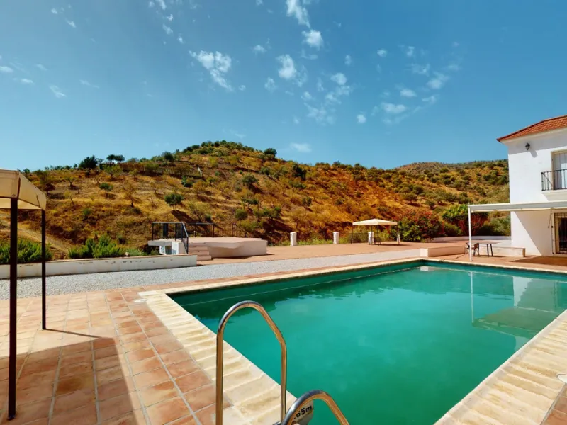We present you this wonderful hotel/B&B close to the charming town of Macharaviaya. The property has a plot of 18,313 m2. The hotel itself has 500 m2, perfect to realize your dream of owning a B&B or a hotel. When you enter the building, you will find you