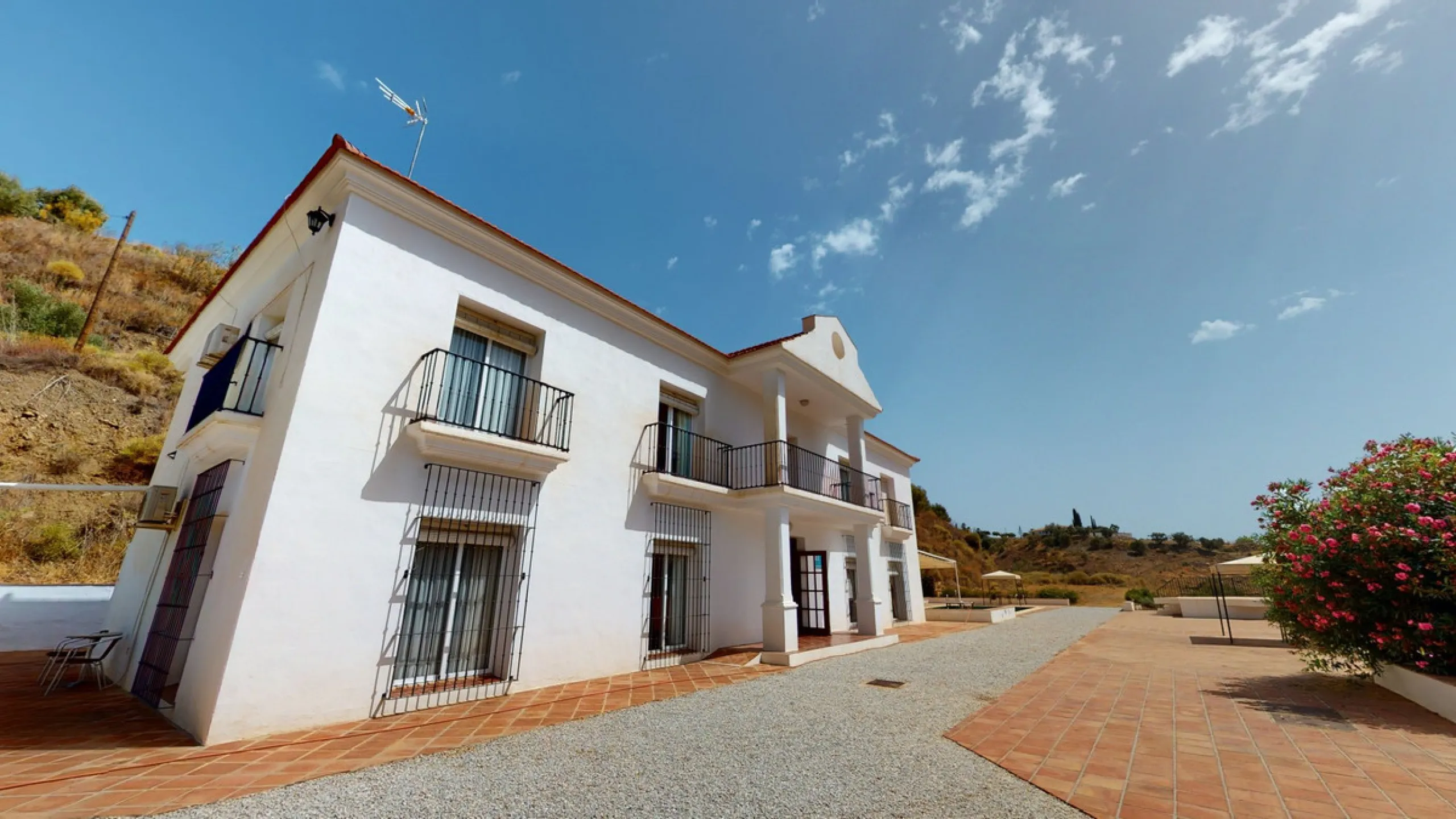 We present you this wonderful hotel/B&B close to the charming town of Macharaviaya. The property has a plot of 18,313 m2. The hotel itself has 500 m2, perfect to realize your dream of owning a B&B or a hotel. When you enter the building, you will find you