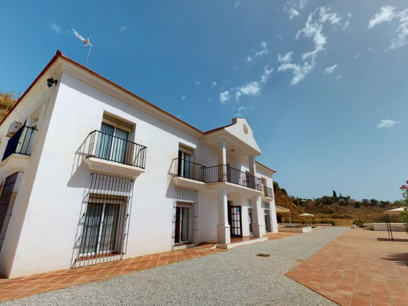 We present you this wonderful hotel/B&B close to the charming town of Macharaviaya. The property has a plot of 18,313 m2. The hotel itself has 500 m2, perfect to realize your dream of owning a B&B or a hotel. When you enter the building, you will find you