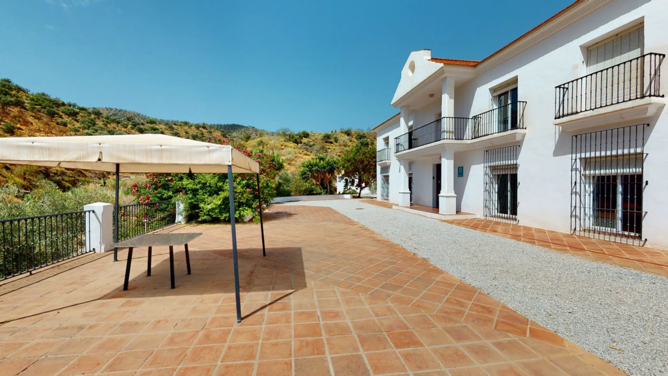 We present you this wonderful hotel/B&B close to the charming town of Macharaviaya. The property has a plot of 18,313 m2. The hotel itself has 500 m2, perfect to realize your dream of owning a B&B or a hotel. When you enter the building, you will find you