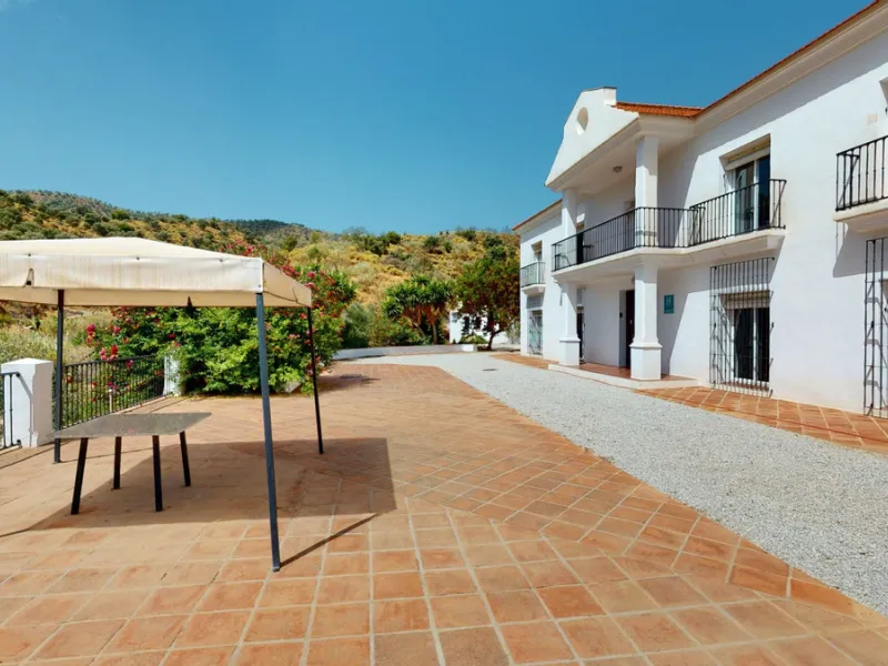 We present you this wonderful hotel/B&B close to the charming town of Macharaviaya. The property has a plot of 18,313 m2. The hotel itself has 500 m2, perfect to realize your dream of owning a B&B or a hotel. When you enter the building, you will find you