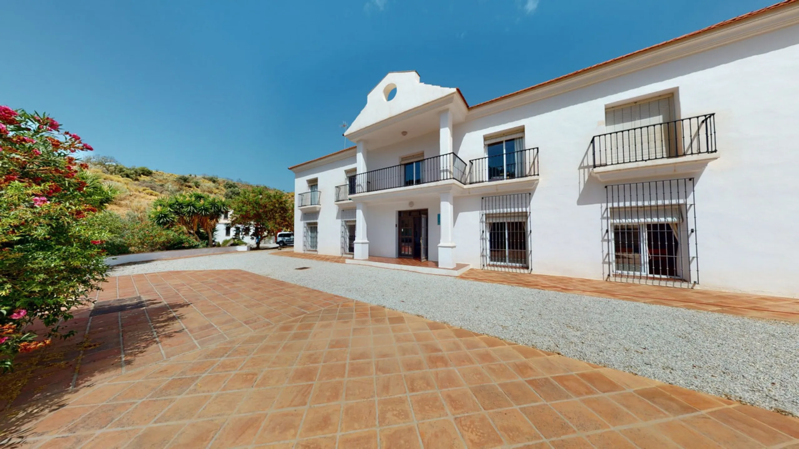 We present you this wonderful hotel/B&B close to the charming town of Macharaviaya. The property has a plot of 18,313 m2. The hotel itself has 500 m2, perfect to realize your dream of owning a B&B or a hotel. When you enter the building, you will find you