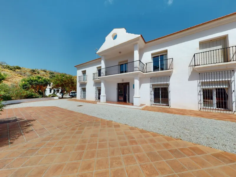 We present you this wonderful hotel/B&B close to the charming town of Macharaviaya. The property has a plot of 18,313 m2. The hotel itself has 500 m2, perfect to realize your dream of owning a B&B or a hotel. When you enter the building, you will find you