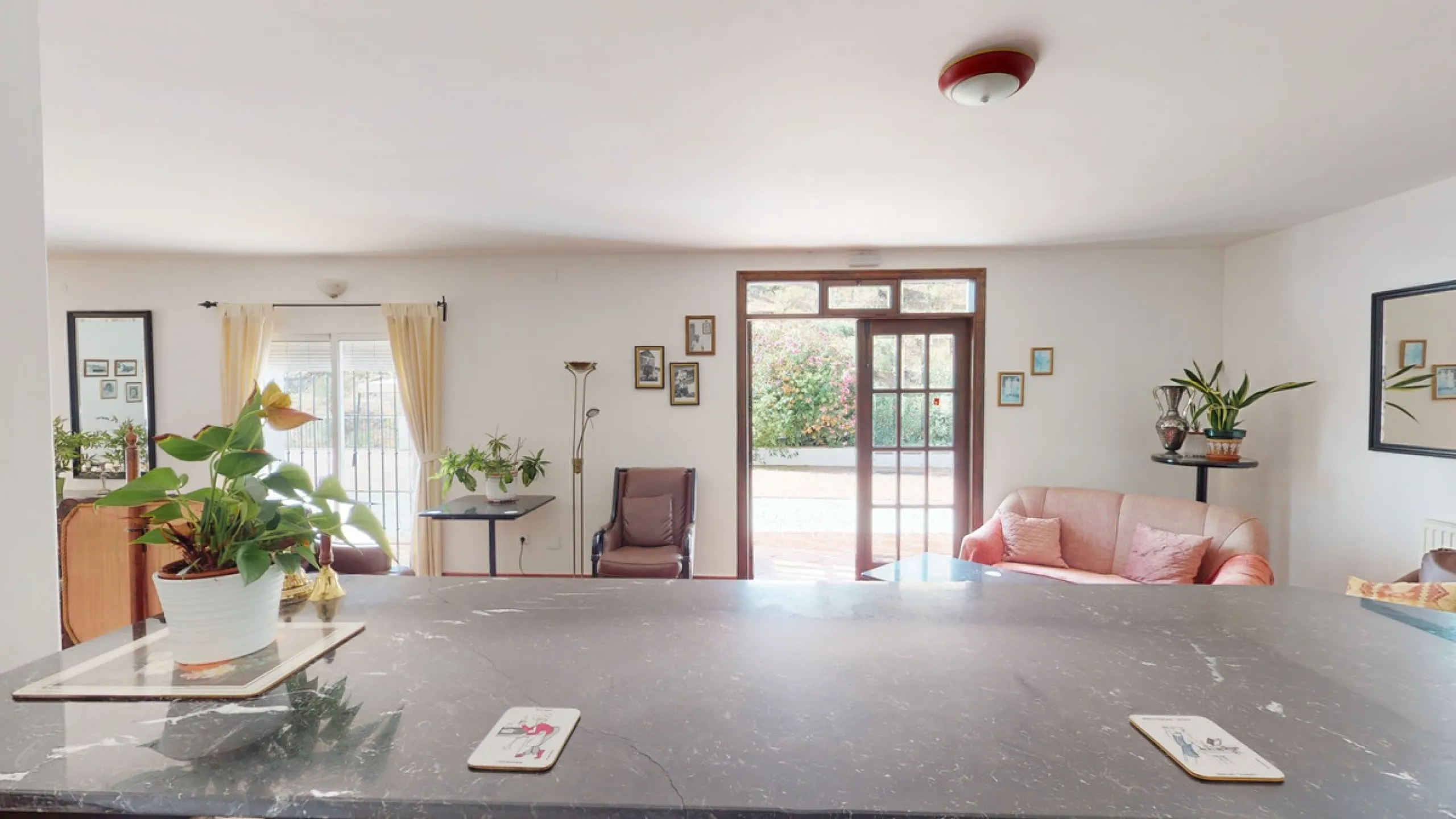 We present you this wonderful hotel/B&B close to the charming town of Macharaviaya. The property has a plot of 18,313 m2. The hotel itself has 500 m2, perfect to realize your dream of owning a B&B or a hotel. When you enter the building, you will find you