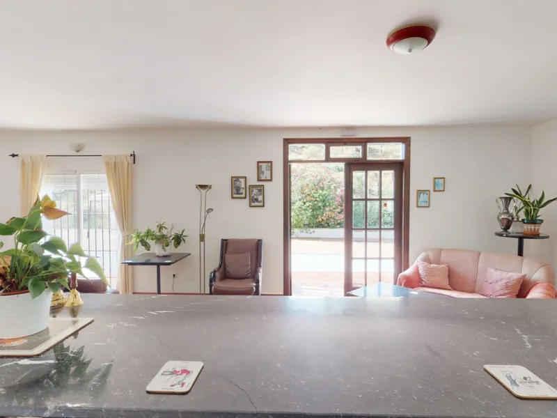 We present you this wonderful hotel/B&B close to the charming town of Macharaviaya. The property has a plot of 18,313 m2. The hotel itself has 500 m2, perfect to realize your dream of owning a B&B or a hotel. When you enter the building, you will find you
