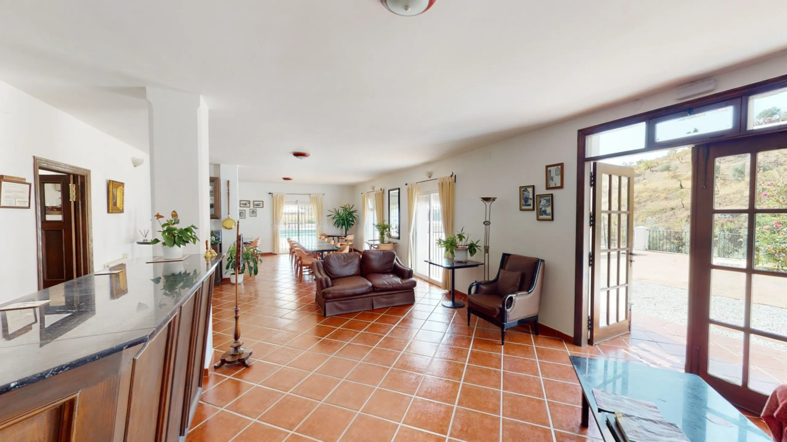 We present you this wonderful hotel/B&B close to the charming town of Macharaviaya. The property has a plot of 18,313 m2. The hotel itself has 500 m2, perfect to realize your dream of owning a B&B or a hotel. When you enter the building, you will find you