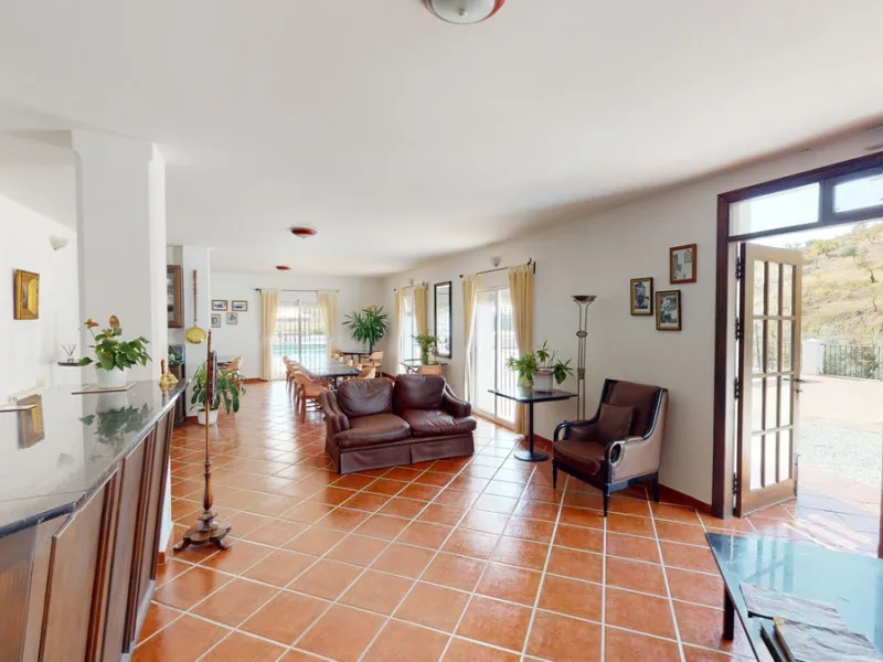We present you this wonderful hotel/B&B close to the charming town of Macharaviaya. The property has a plot of 18,313 m2. The hotel itself has 500 m2, perfect to realize your dream of owning a B&B or a hotel. When you enter the building, you will find you