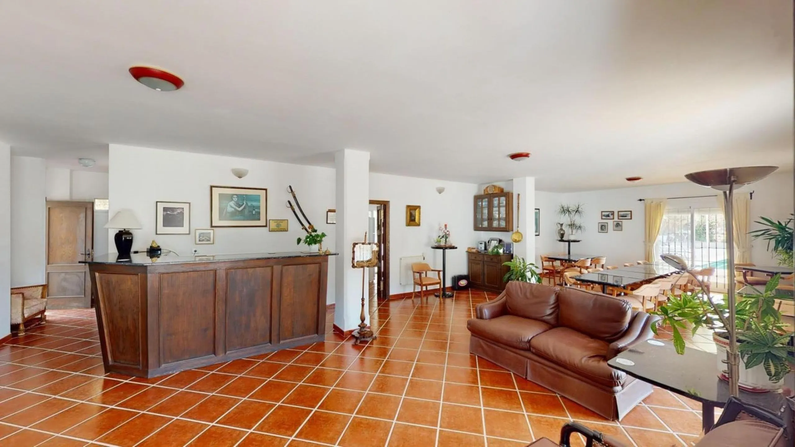We present you this wonderful hotel/B&B close to the charming town of Macharaviaya. The property has a plot of 18,313 m2. The hotel itself has 500 m2, perfect to realize your dream of owning a B&B or a hotel. When you enter the building, you will find you