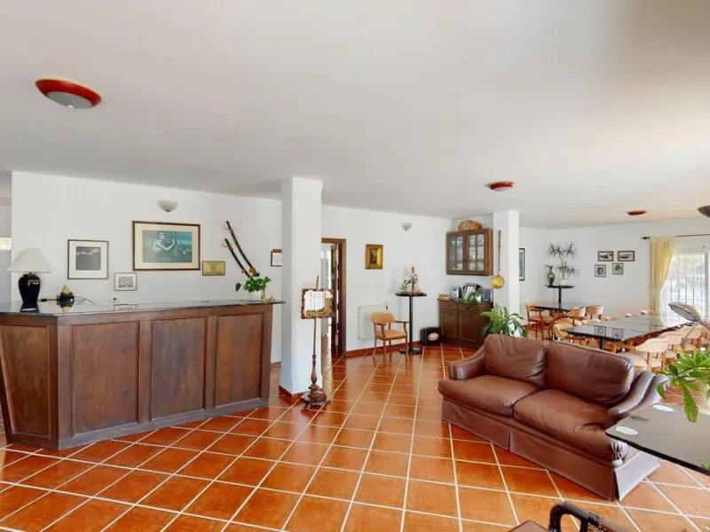 We present you this wonderful hotel/B&B close to the charming town of Macharaviaya. The property has a plot of 18,313 m2. The hotel itself has 500 m2, perfect to realize your dream of owning a B&B or a hotel. When you enter the building, you will find you
