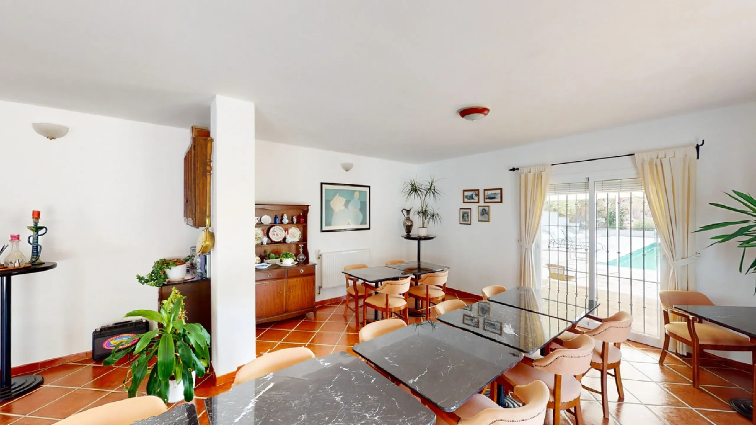 We present you this wonderful hotel/B&B close to the charming town of Macharaviaya. The property has a plot of 18,313 m2. The hotel itself has 500 m2, perfect to realize your dream of owning a B&B or a hotel. When you enter the building, you will find you