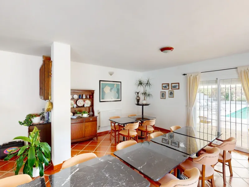 We present you this wonderful hotel/B&B close to the charming town of Macharaviaya. The property has a plot of 18,313 m2. The hotel itself has 500 m2, perfect to realize your dream of owning a B&B or a hotel. When you enter the building, you will find you