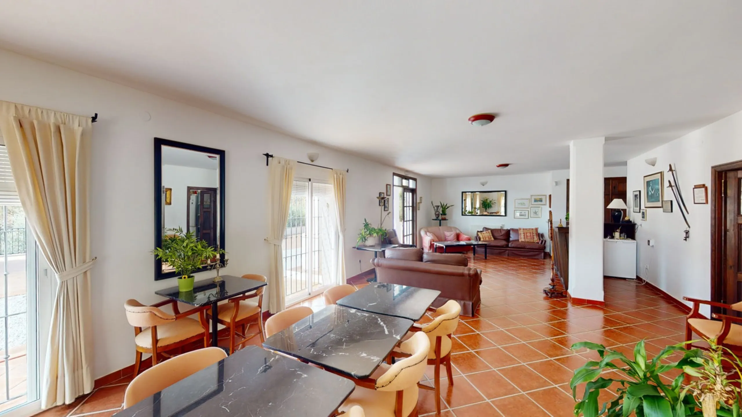 We present you this wonderful hotel/B&B close to the charming town of Macharaviaya. The property has a plot of 18,313 m2. The hotel itself has 500 m2, perfect to realize your dream of owning a B&B or a hotel. When you enter the building, you will find you