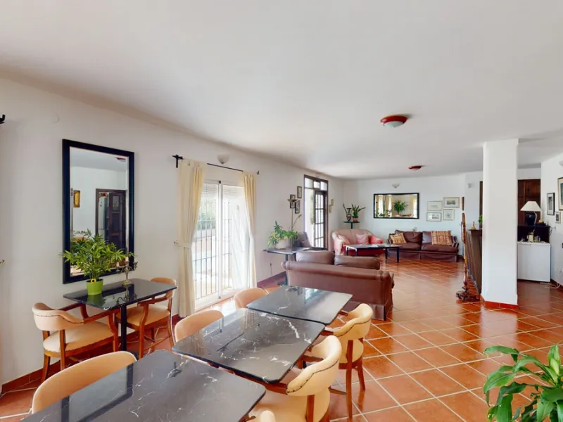 We present you this wonderful hotel/B&B close to the charming town of Macharaviaya. The property has a plot of 18,313 m2. The hotel itself has 500 m2, perfect to realize your dream of owning a B&B or a hotel. When you enter the building, you will find you