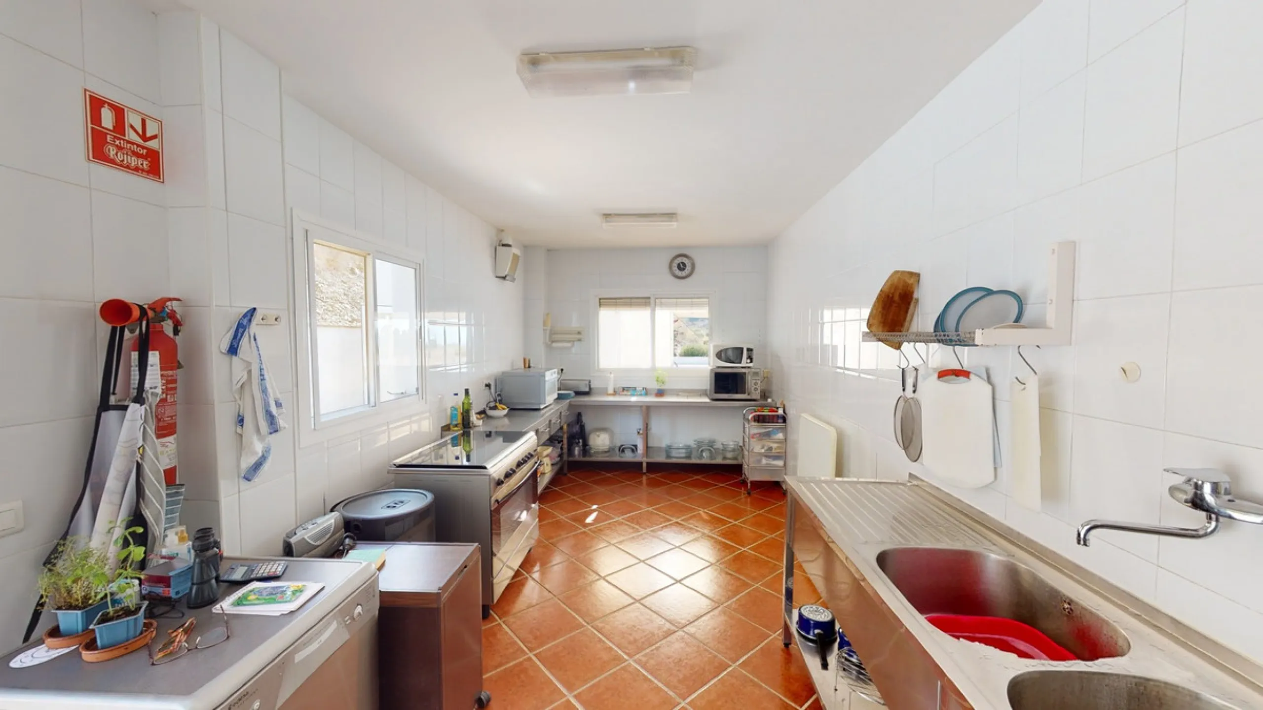 We present you this wonderful hotel/B&B close to the charming town of Macharaviaya. The property has a plot of 18,313 m2. The hotel itself has 500 m2, perfect to realize your dream of owning a B&B or a hotel. When you enter the building, you will find you