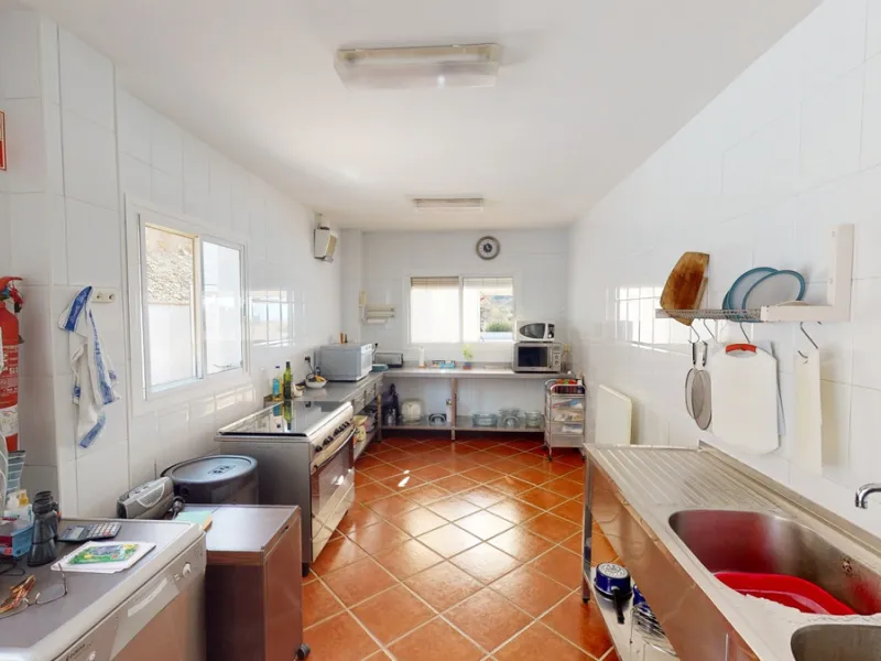 We present you this wonderful hotel/B&B close to the charming town of Macharaviaya. The property has a plot of 18,313 m2. The hotel itself has 500 m2, perfect to realize your dream of owning a B&B or a hotel. When you enter the building, you will find you