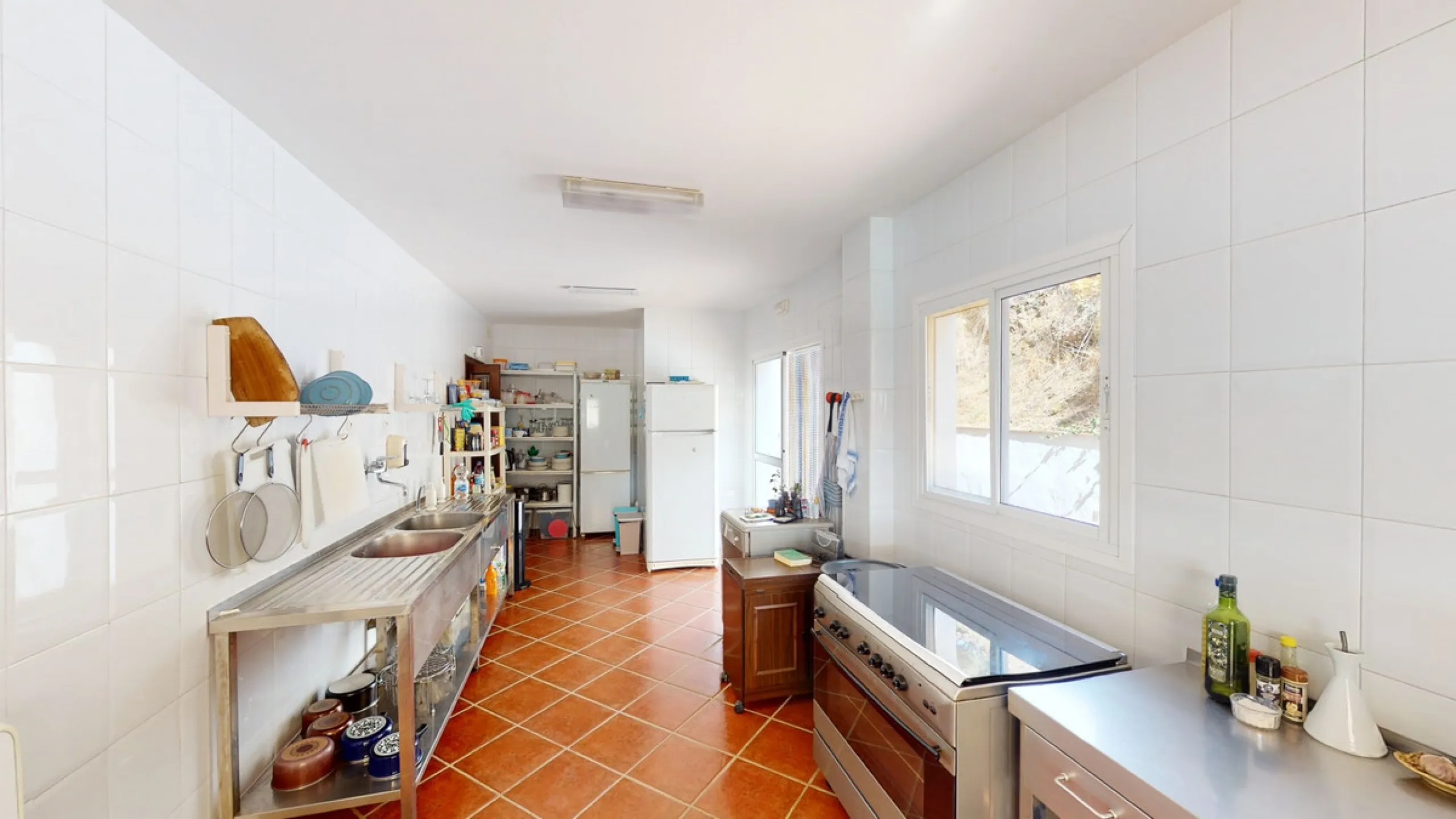 We present you this wonderful hotel/B&B close to the charming town of Macharaviaya. The property has a plot of 18,313 m2. The hotel itself has 500 m2, perfect to realize your dream of owning a B&B or a hotel. When you enter the building, you will find you