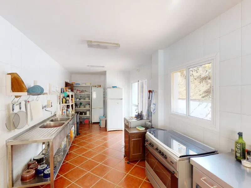We present you this wonderful hotel/B&B close to the charming town of Macharaviaya. The property has a plot of 18,313 m2. The hotel itself has 500 m2, perfect to realize your dream of owning a B&B or a hotel. When you enter the building, you will find you