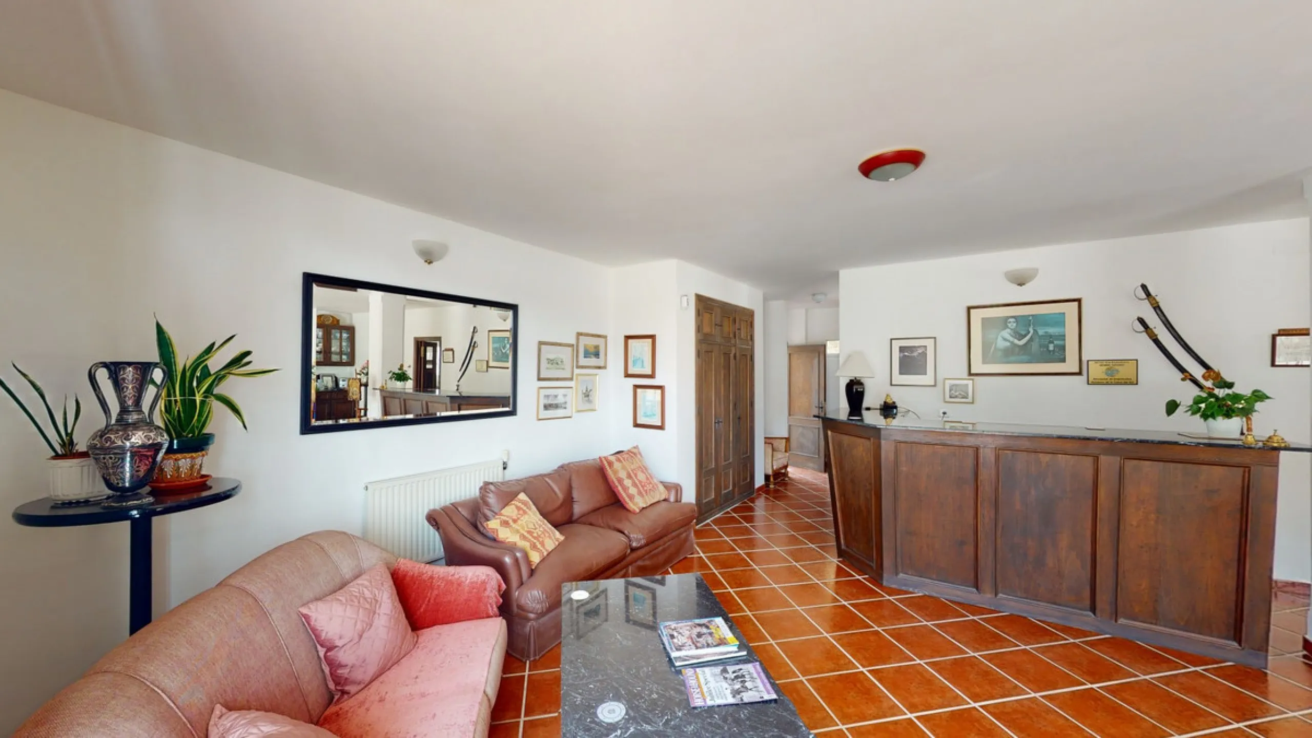 We present you this wonderful hotel/B&B close to the charming town of Macharaviaya. The property has a plot of 18,313 m2. The hotel itself has 500 m2, perfect to realize your dream of owning a B&B or a hotel. When you enter the building, you will find you