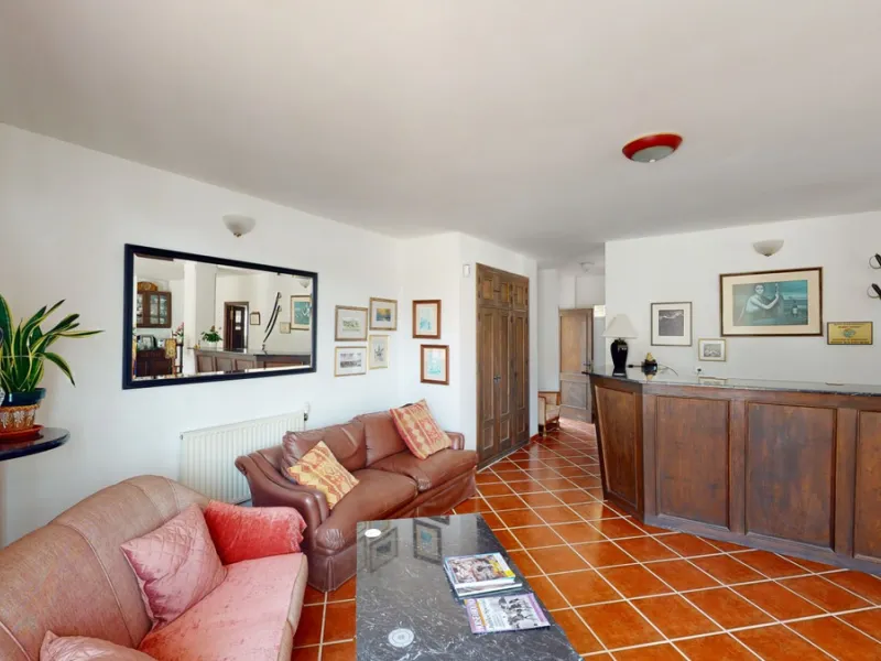 We present you this wonderful hotel/B&B close to the charming town of Macharaviaya. The property has a plot of 18,313 m2. The hotel itself has 500 m2, perfect to realize your dream of owning a B&B or a hotel. When you enter the building, you will find you