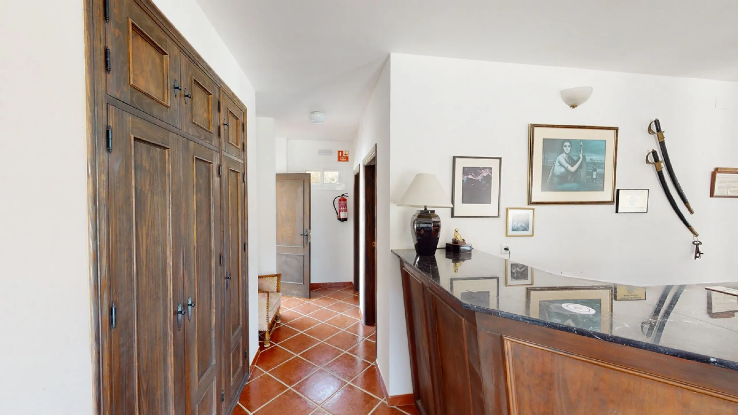 We present you this wonderful hotel/B&B close to the charming town of Macharaviaya. The property has a plot of 18,313 m2. The hotel itself has 500 m2, perfect to realize your dream of owning a B&B or a hotel. When you enter the building, you will find you