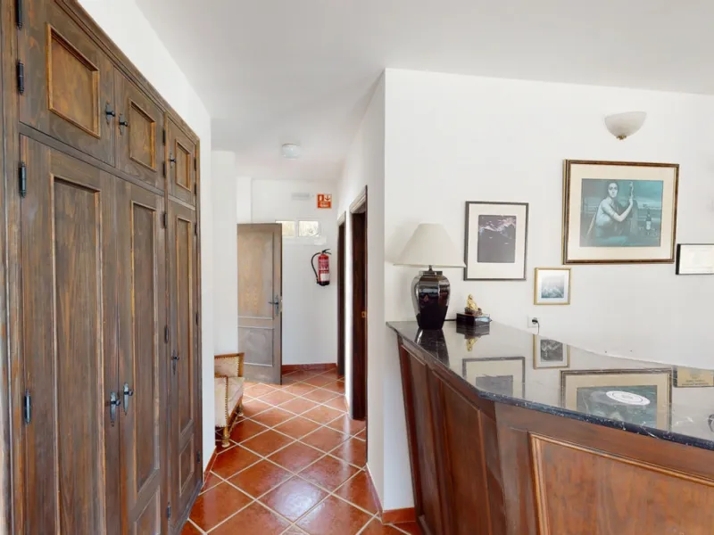 We present you this wonderful hotel/B&B close to the charming town of Macharaviaya. The property has a plot of 18,313 m2. The hotel itself has 500 m2, perfect to realize your dream of owning a B&B or a hotel. When you enter the building, you will find you