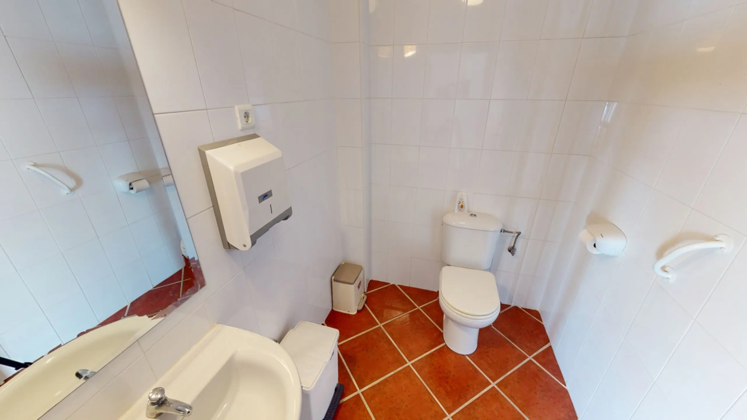 We present you this wonderful hotel/B&B close to the charming town of Macharaviaya. The property has a plot of 18,313 m2. The hotel itself has 500 m2, perfect to realize your dream of owning a B&B or a hotel. When you enter the building, you will find you