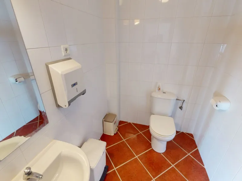 We present you this wonderful hotel/B&B close to the charming town of Macharaviaya. The property has a plot of 18,313 m2. The hotel itself has 500 m2, perfect to realize your dream of owning a B&B or a hotel. When you enter the building, you will find you