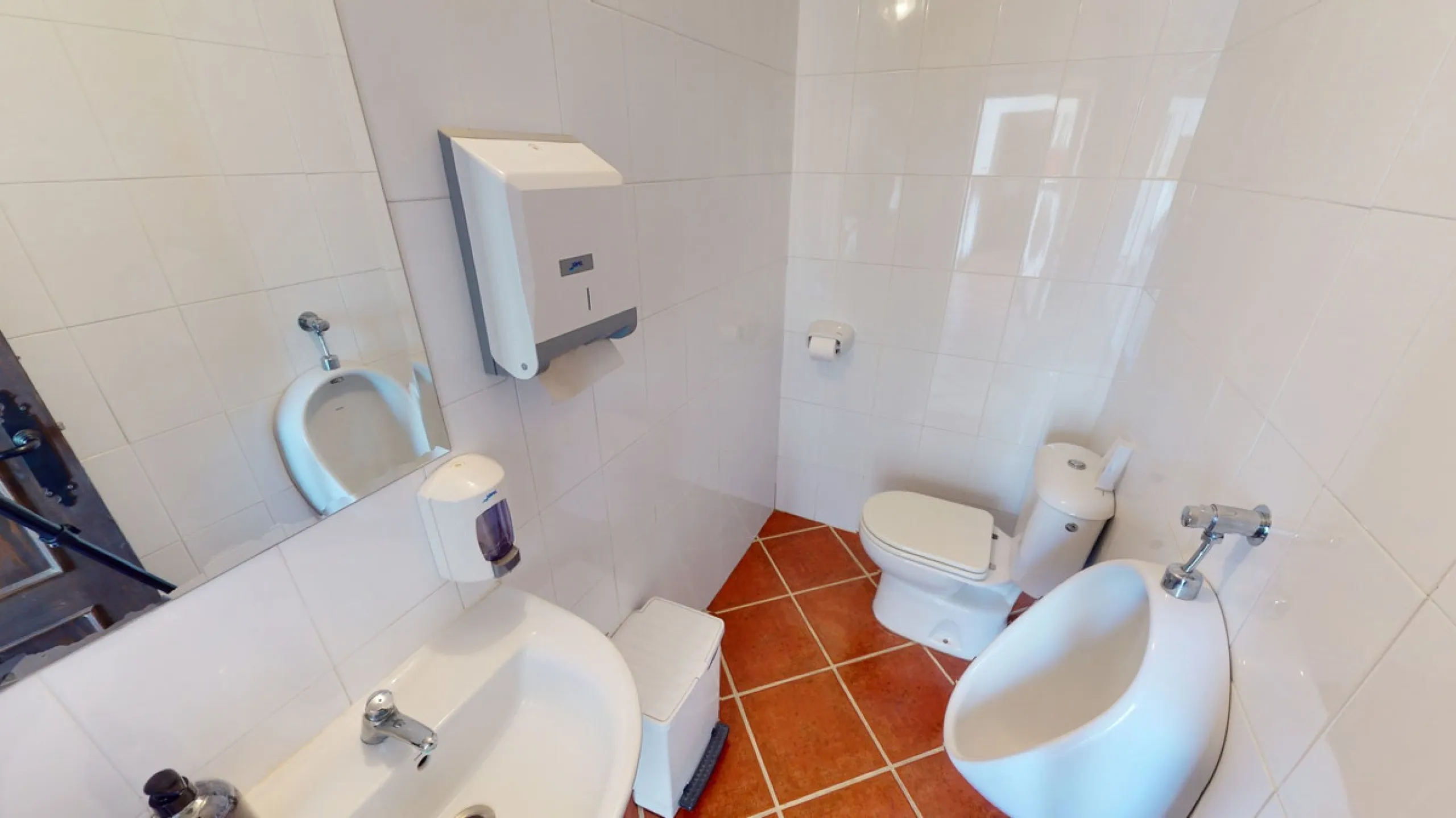We present you this wonderful hotel/B&B close to the charming town of Macharaviaya. The property has a plot of 18,313 m2. The hotel itself has 500 m2, perfect to realize your dream of owning a B&B or a hotel. When you enter the building, you will find you
