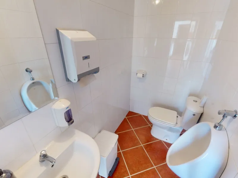 We present you this wonderful hotel/B&B close to the charming town of Macharaviaya. The property has a plot of 18,313 m2. The hotel itself has 500 m2, perfect to realize your dream of owning a B&B or a hotel. When you enter the building, you will find you