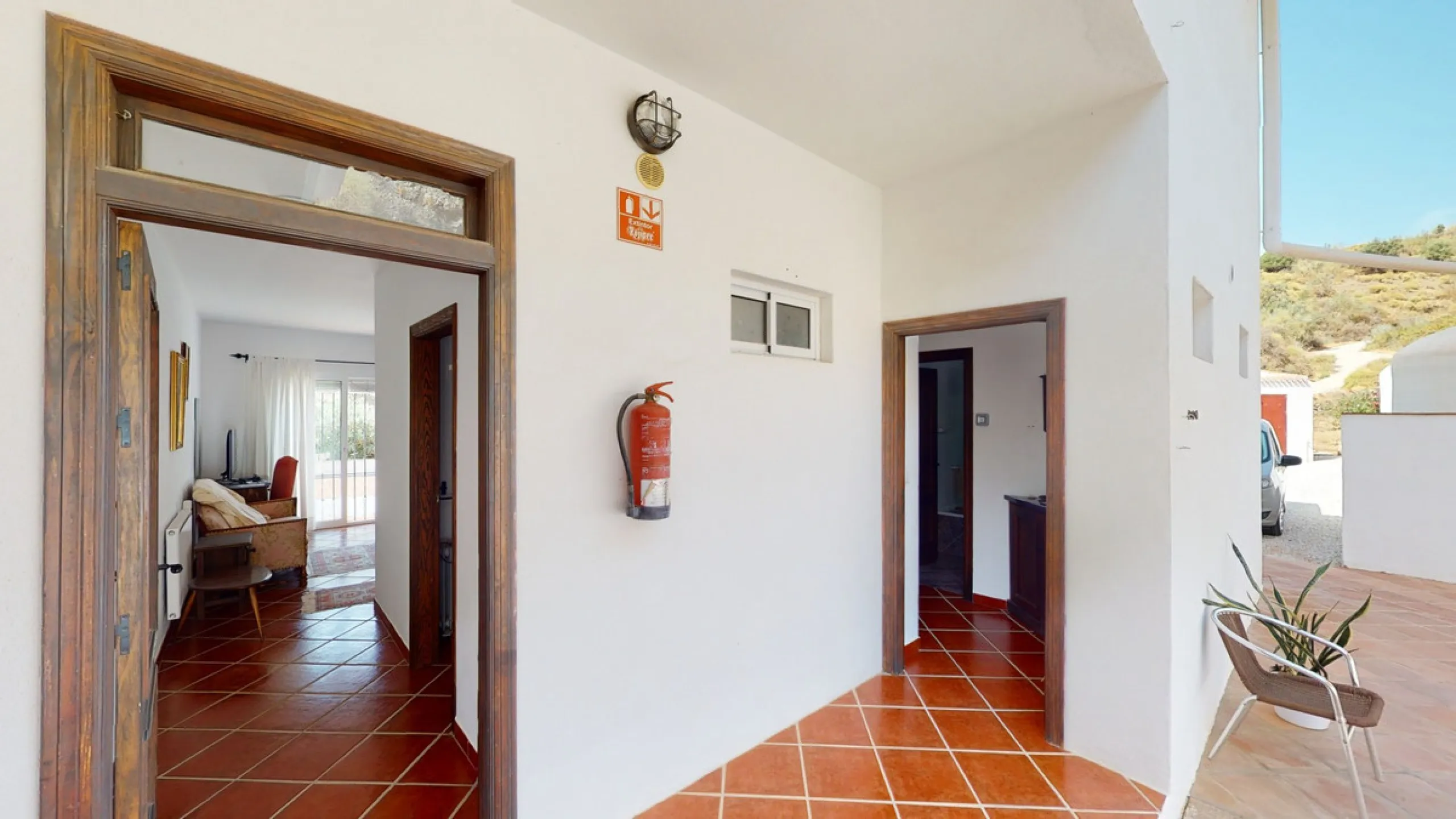 We present you this wonderful hotel/B&B close to the charming town of Macharaviaya. The property has a plot of 18,313 m2. The hotel itself has 500 m2, perfect to realize your dream of owning a B&B or a hotel. When you enter the building, you will find you