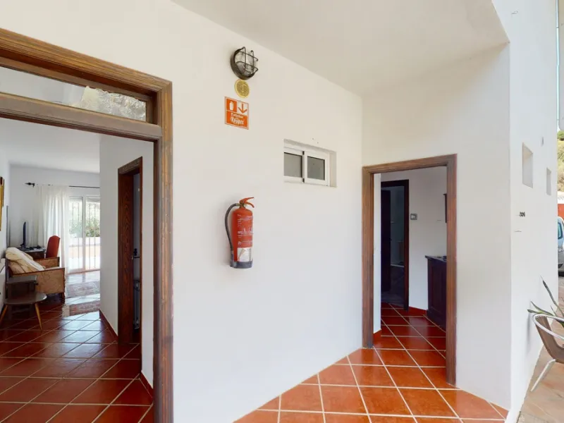 We present you this wonderful hotel/B&B close to the charming town of Macharaviaya. The property has a plot of 18,313 m2. The hotel itself has 500 m2, perfect to realize your dream of owning a B&B or a hotel. When you enter the building, you will find you