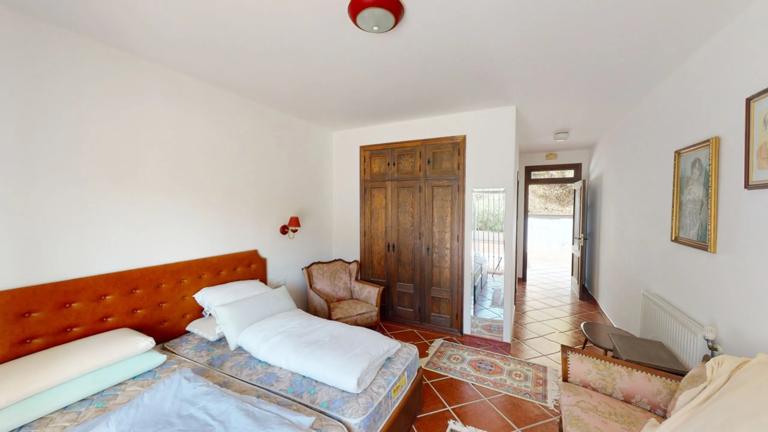We present you this wonderful hotel/B&B close to the charming town of Macharaviaya. The property has a plot of 18,313 m2. The hotel itself has 500 m2, perfect to realize your dream of owning a B&B or a hotel. When you enter the building, you will find you