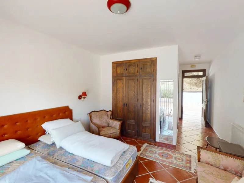 We present you this wonderful hotel/B&B close to the charming town of Macharaviaya. The property has a plot of 18,313 m2. The hotel itself has 500 m2, perfect to realize your dream of owning a B&B or a hotel. When you enter the building, you will find you