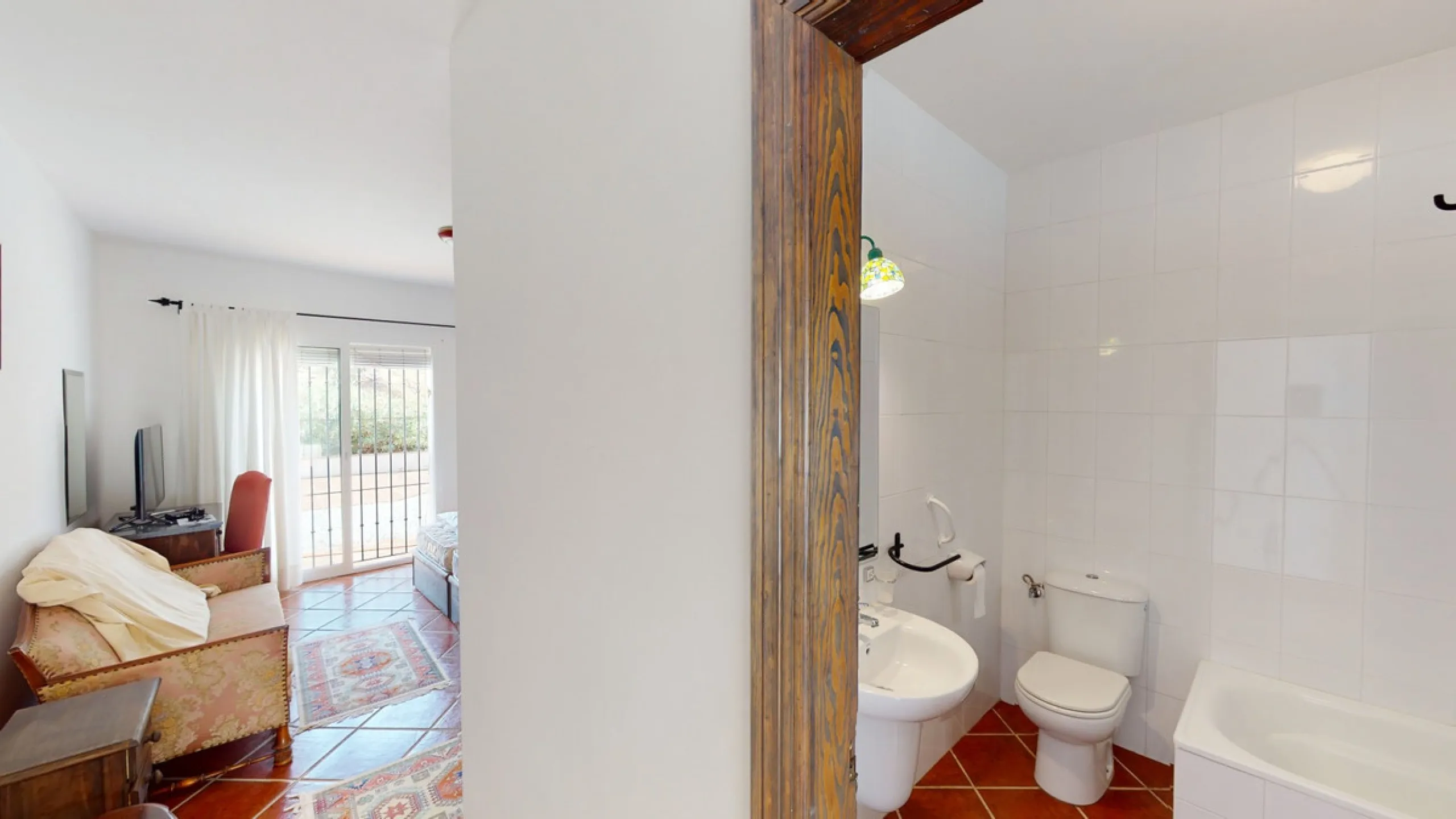 We present you this wonderful hotel/B&B close to the charming town of Macharaviaya. The property has a plot of 18,313 m2. The hotel itself has 500 m2, perfect to realize your dream of owning a B&B or a hotel. When you enter the building, you will find you