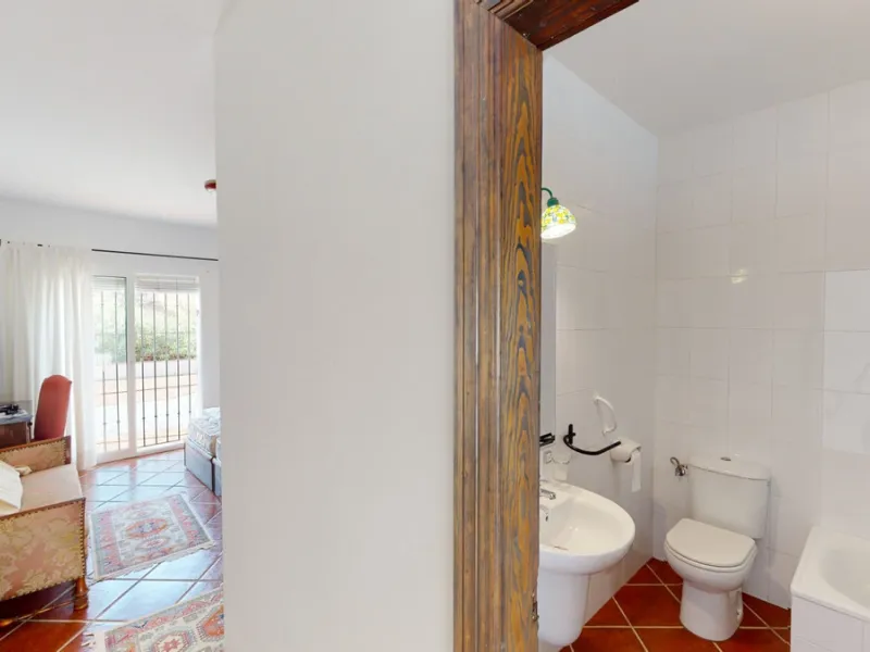 We present you this wonderful hotel/B&B close to the charming town of Macharaviaya. The property has a plot of 18,313 m2. The hotel itself has 500 m2, perfect to realize your dream of owning a B&B or a hotel. When you enter the building, you will find you