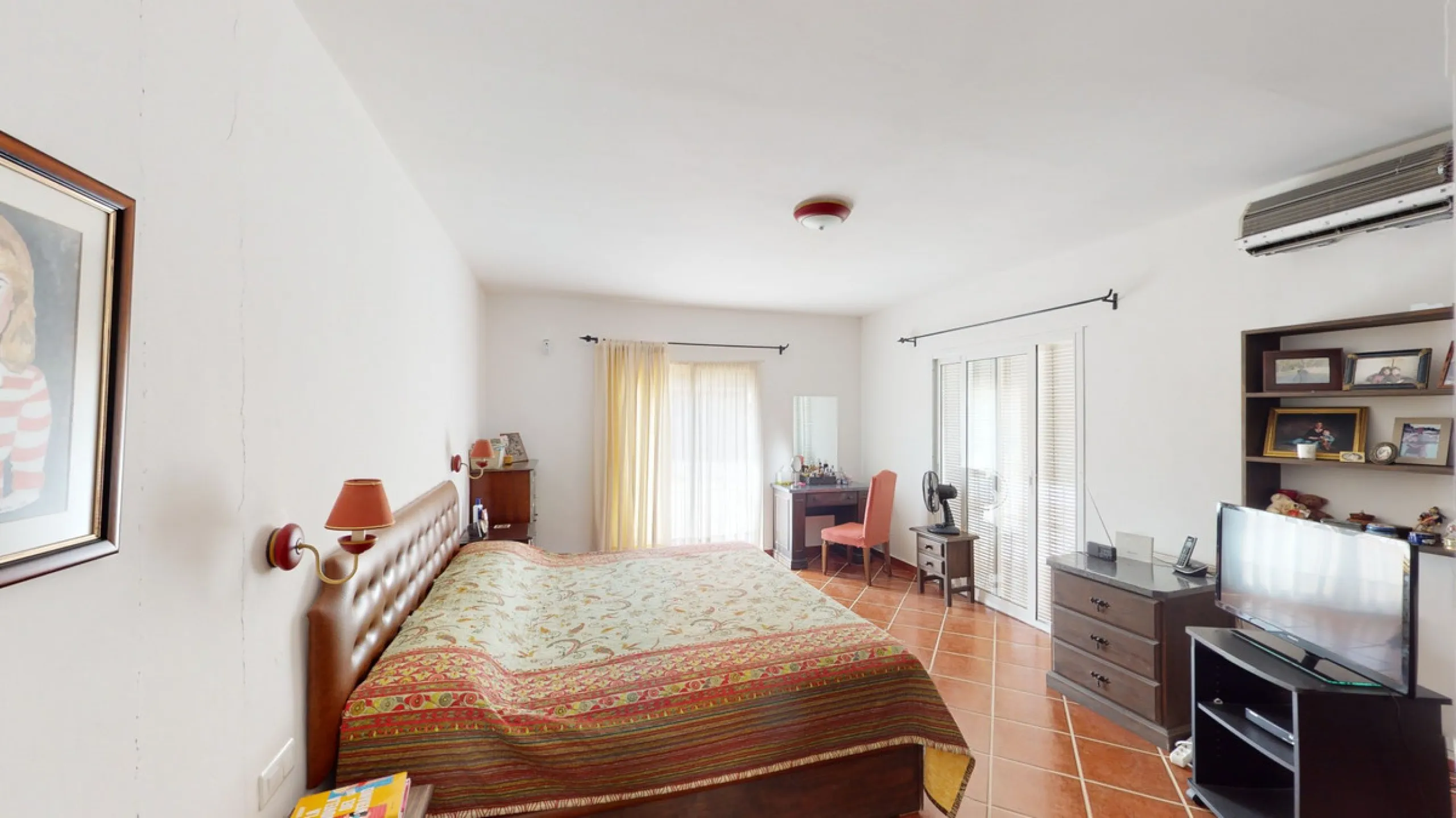We present you this wonderful hotel/B&B close to the charming town of Macharaviaya. The property has a plot of 18,313 m2. The hotel itself has 500 m2, perfect to realize your dream of owning a B&B or a hotel. When you enter the building, you will find you