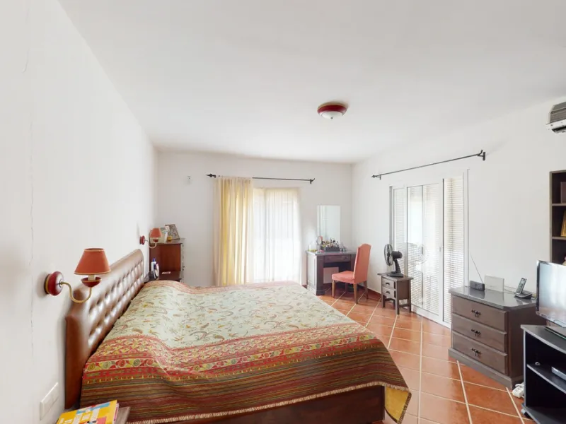 We present you this wonderful hotel/B&B close to the charming town of Macharaviaya. The property has a plot of 18,313 m2. The hotel itself has 500 m2, perfect to realize your dream of owning a B&B or a hotel. When you enter the building, you will find you