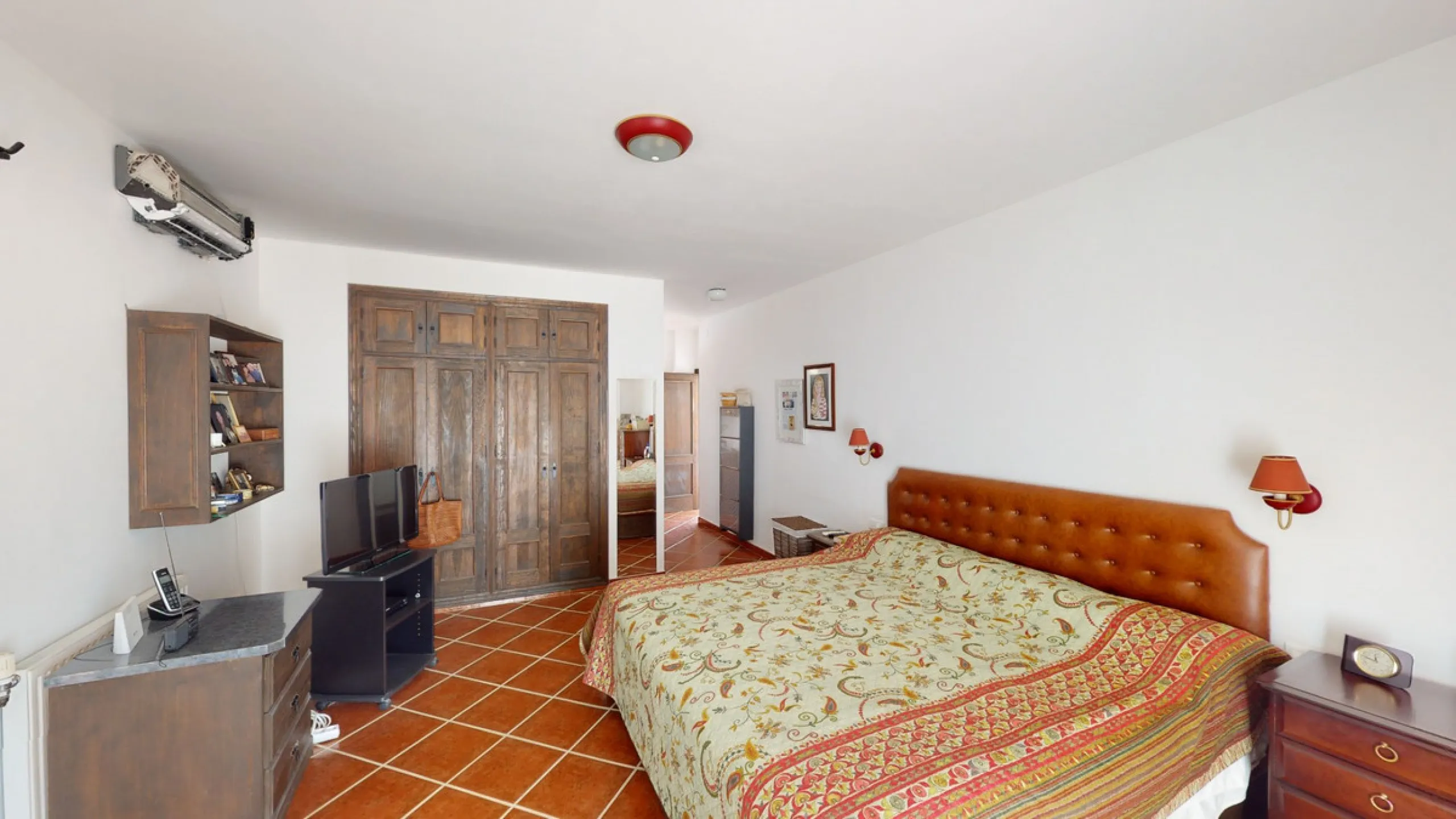 We present you this wonderful hotel/B&B close to the charming town of Macharaviaya. The property has a plot of 18,313 m2. The hotel itself has 500 m2, perfect to realize your dream of owning a B&B or a hotel. When you enter the building, you will find you