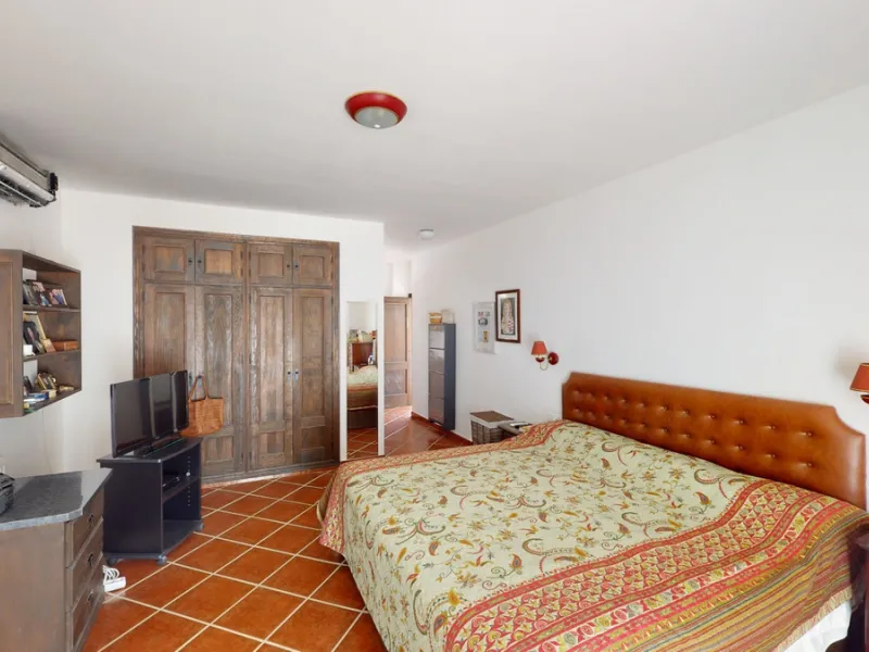We present you this wonderful hotel/B&B close to the charming town of Macharaviaya. The property has a plot of 18,313 m2. The hotel itself has 500 m2, perfect to realize your dream of owning a B&B or a hotel. When you enter the building, you will find you
