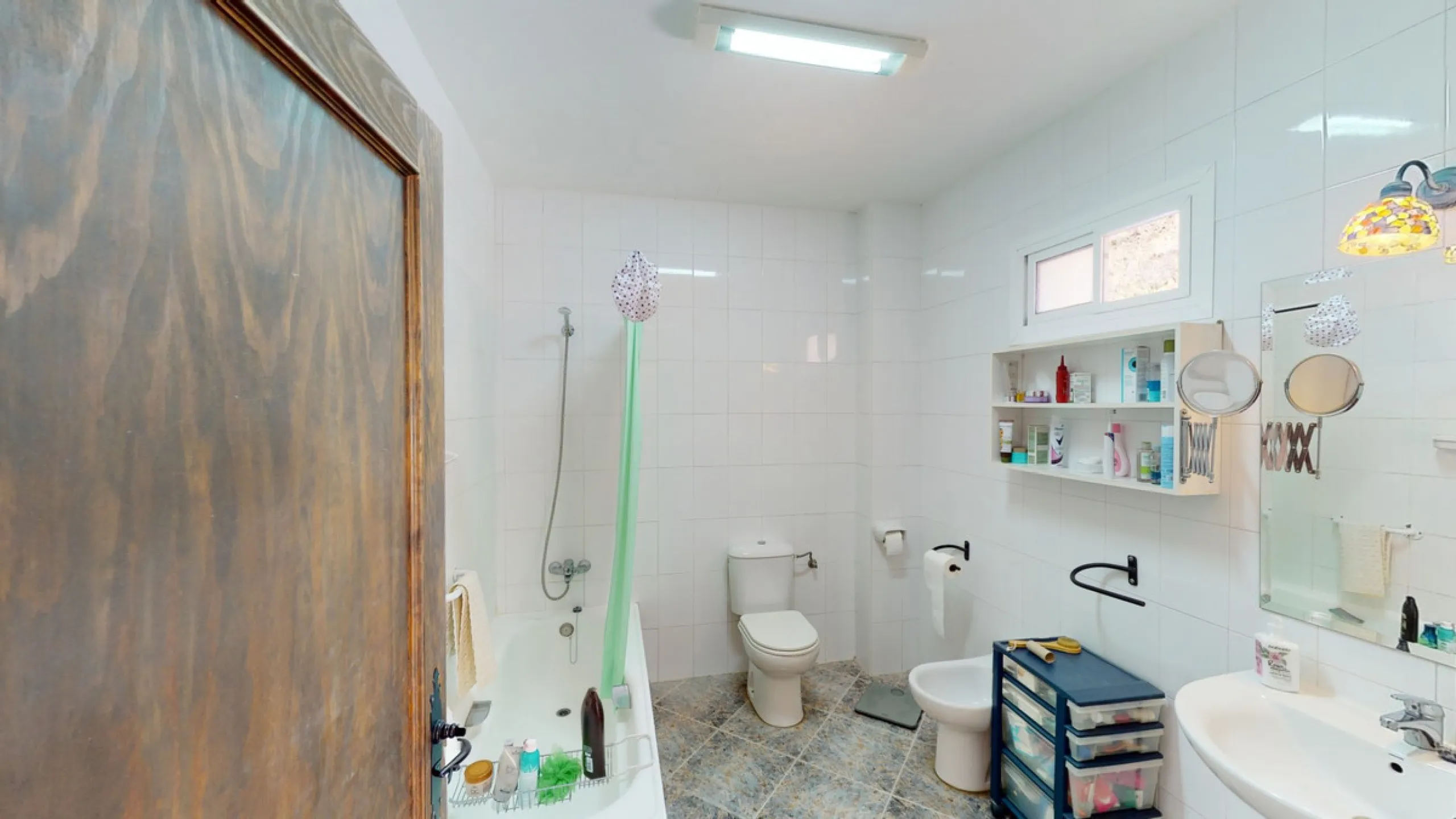 We present you this wonderful hotel/B&B close to the charming town of Macharaviaya. The property has a plot of 18,313 m2. The hotel itself has 500 m2, perfect to realize your dream of owning a B&B or a hotel. When you enter the building, you will find you