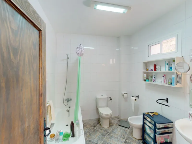 We present you this wonderful hotel/B&B close to the charming town of Macharaviaya. The property has a plot of 18,313 m2. The hotel itself has 500 m2, perfect to realize your dream of owning a B&B or a hotel. When you enter the building, you will find you