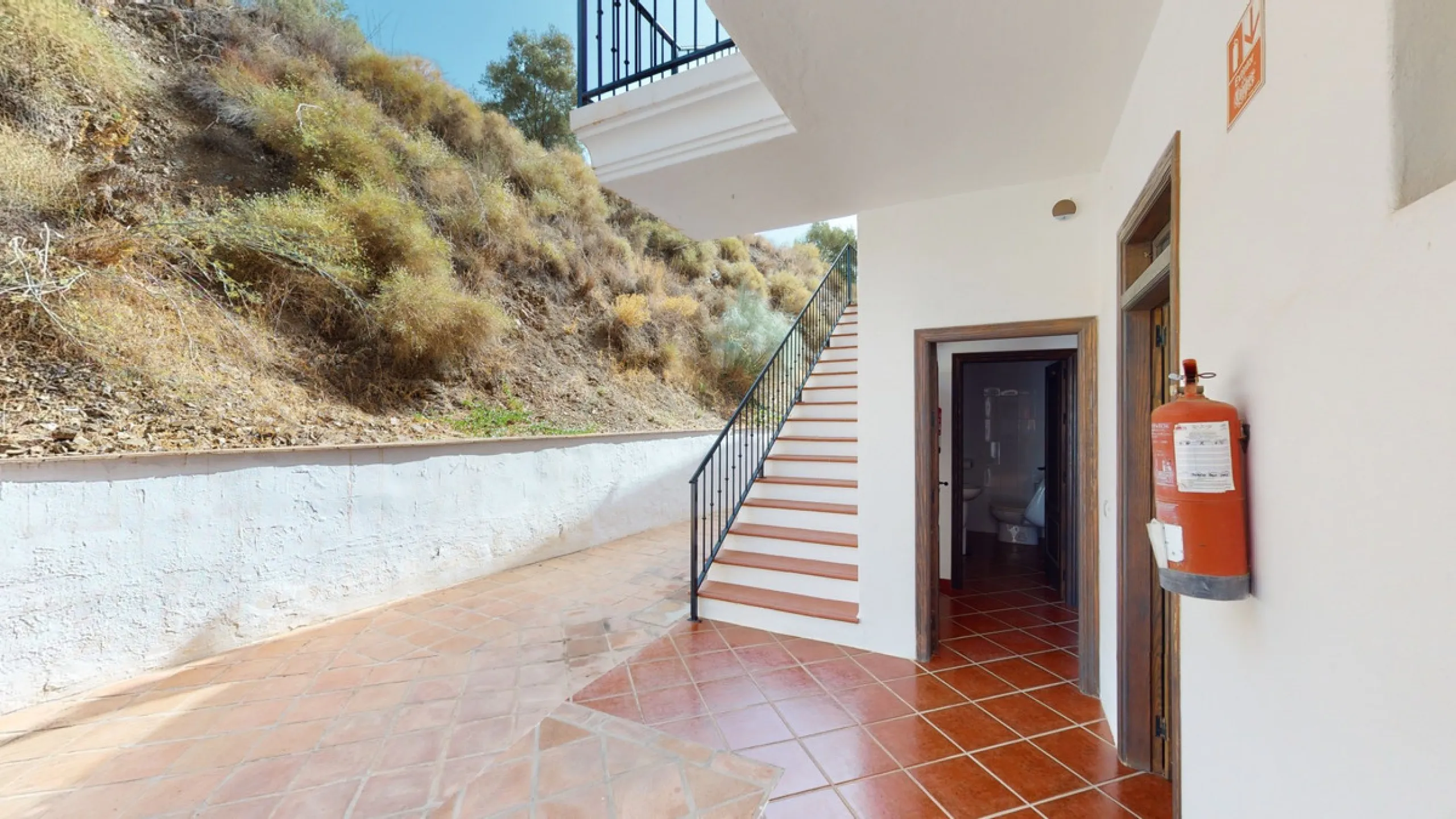 We present you this wonderful hotel/B&B close to the charming town of Macharaviaya. The property has a plot of 18,313 m2. The hotel itself has 500 m2, perfect to realize your dream of owning a B&B or a hotel. When you enter the building, you will find you