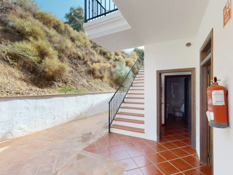We present you this wonderful hotel/B&B close to the charming town of Macharaviaya. The property has a plot of 18,313 m2. The hotel itself has 500 m2, perfect to realize your dream of owning a B&B or a hotel. When you enter the building, you will find you