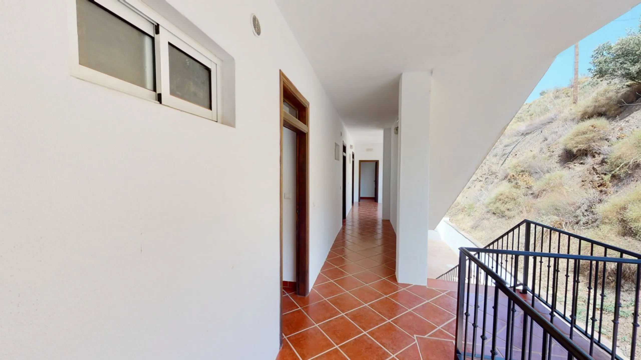 We present you this wonderful hotel/B&B close to the charming town of Macharaviaya. The property has a plot of 18,313 m2. The hotel itself has 500 m2, perfect to realize your dream of owning a B&B or a hotel. When you enter the building, you will find you