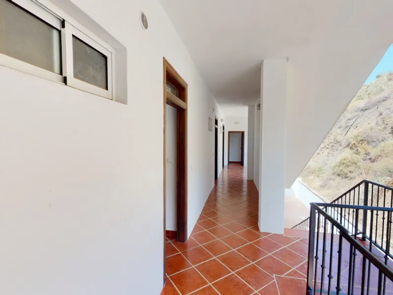 We present you this wonderful hotel/B&B close to the charming town of Macharaviaya. The property has a plot of 18,313 m2. The hotel itself has 500 m2, perfect to realize your dream of owning a B&B or a hotel. When you enter the building, you will find you