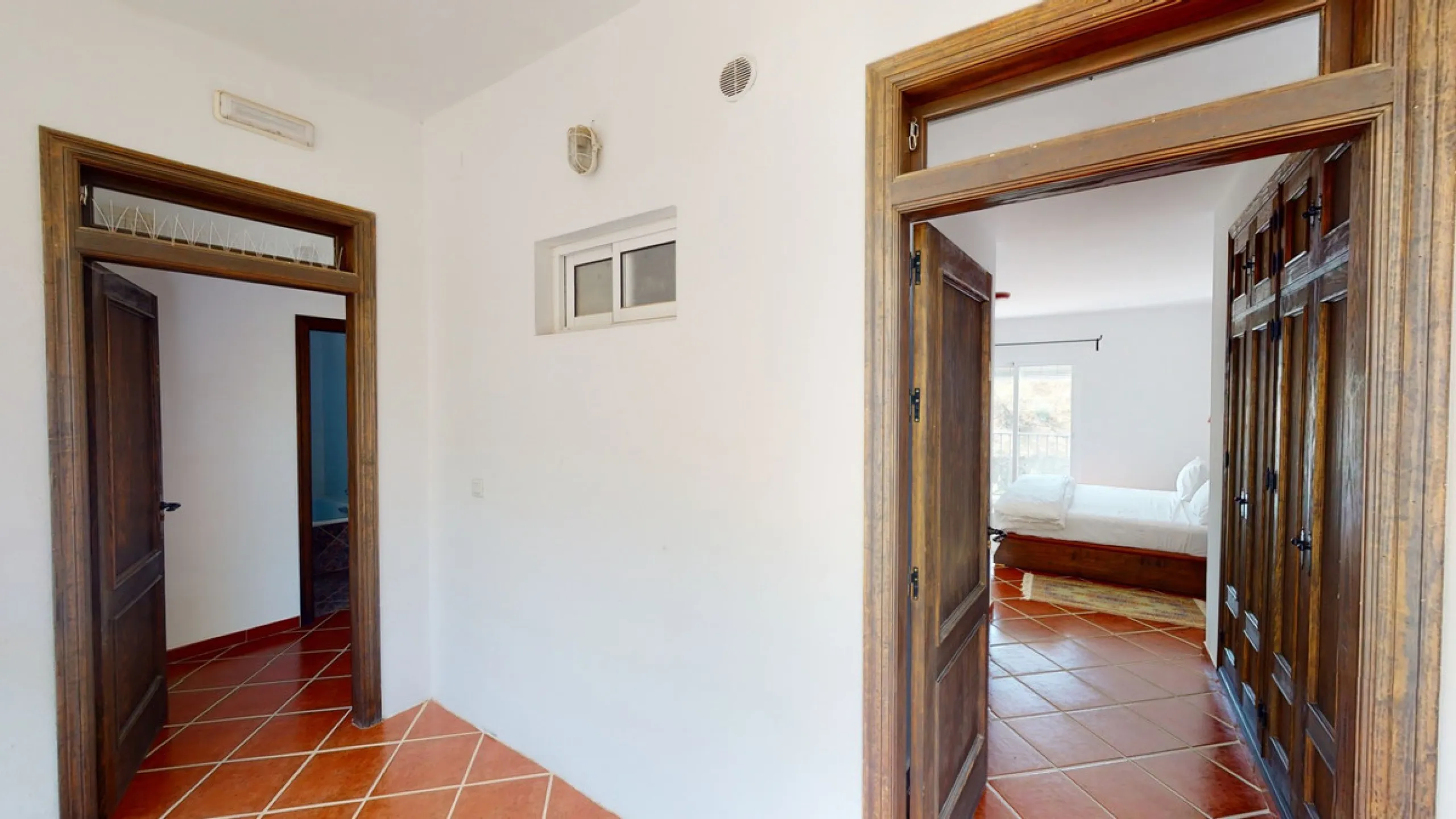 We present you this wonderful hotel/B&B close to the charming town of Macharaviaya. The property has a plot of 18,313 m2. The hotel itself has 500 m2, perfect to realize your dream of owning a B&B or a hotel. When you enter the building, you will find you