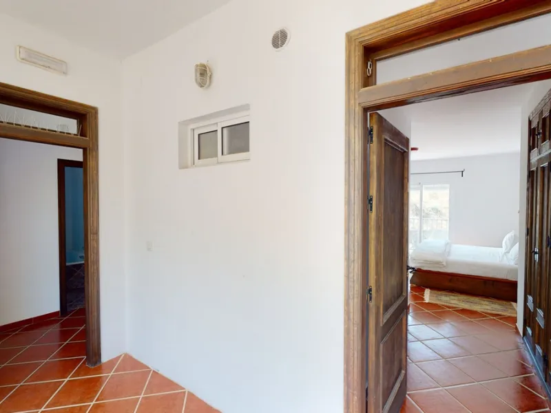 We present you this wonderful hotel/B&B close to the charming town of Macharaviaya. The property has a plot of 18,313 m2. The hotel itself has 500 m2, perfect to realize your dream of owning a B&B or a hotel. When you enter the building, you will find you